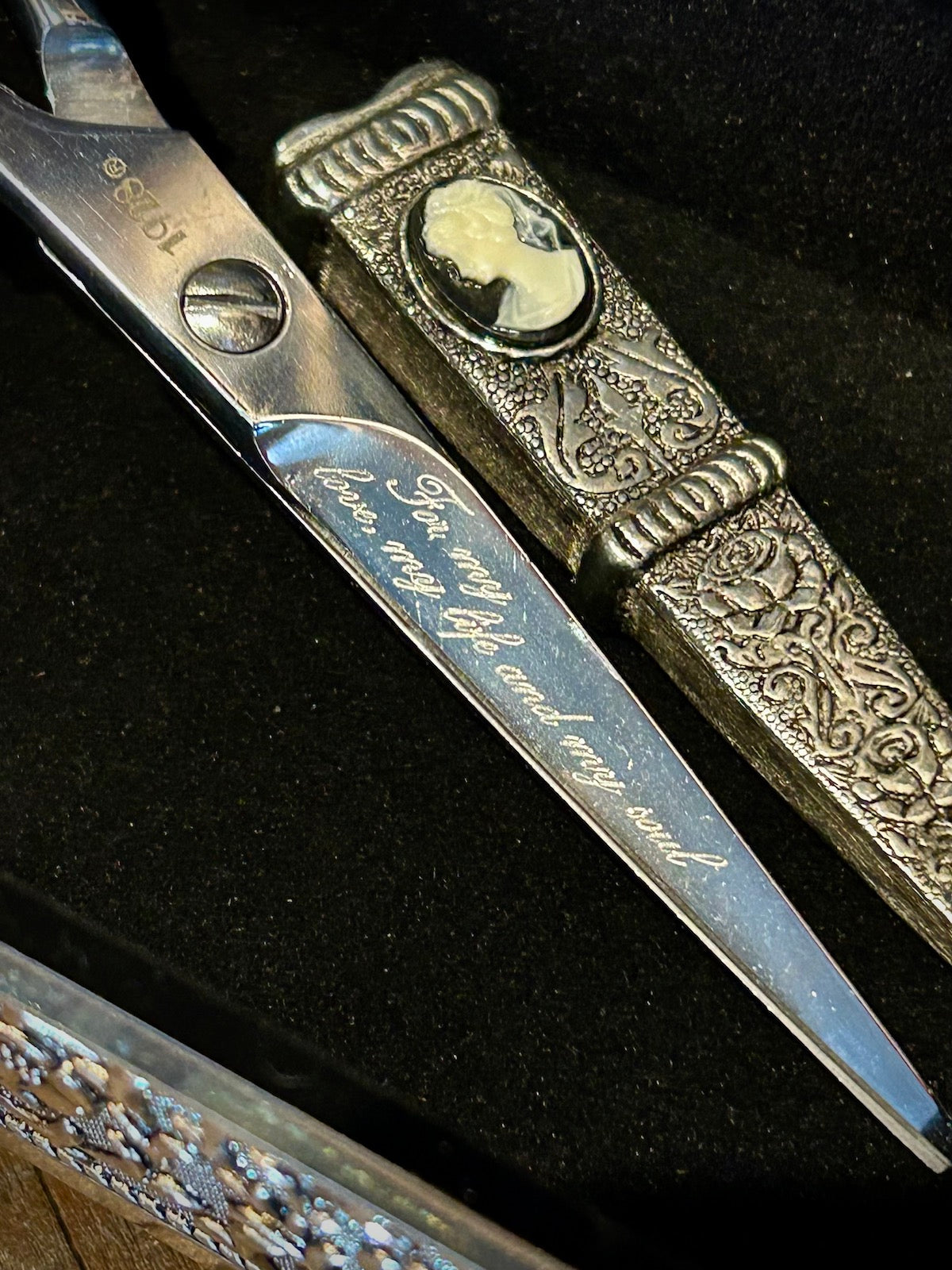1928 Jewelry Antiqued Pewter Black And Ivory Cameo Scissors