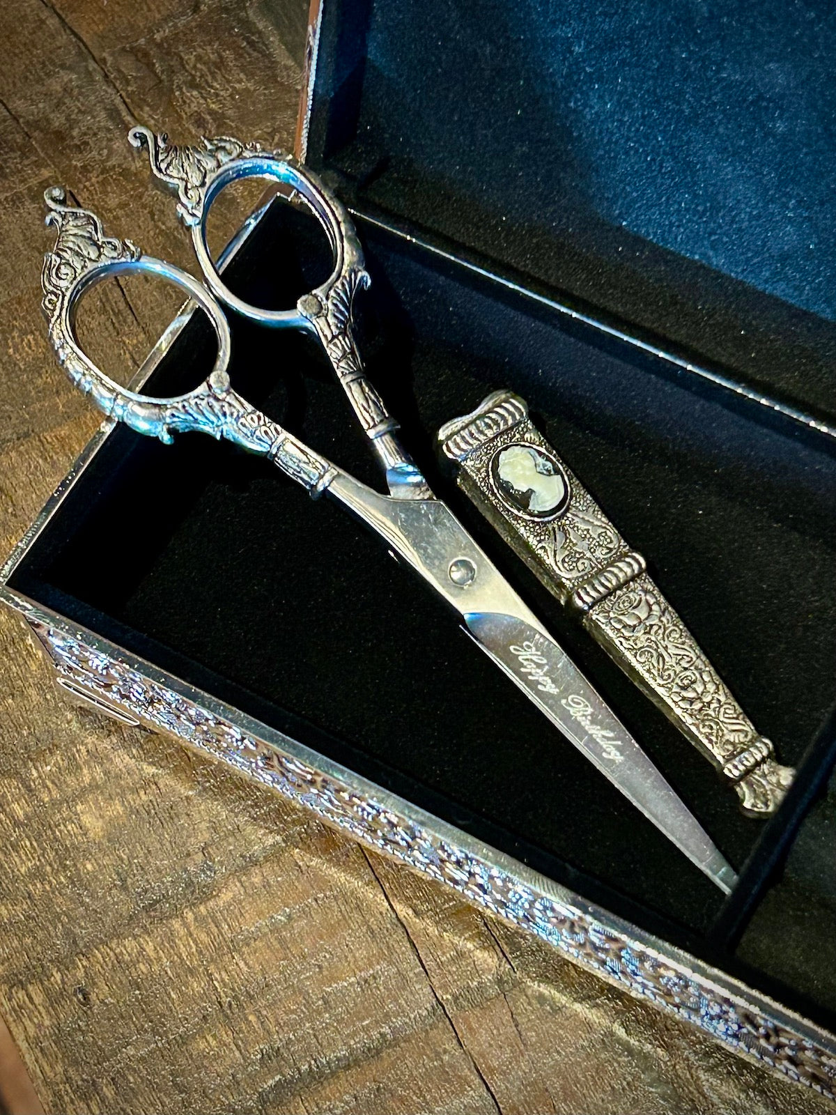 1928 Jewelry Antiqued Pewter Black And Ivory Cameo Scissors